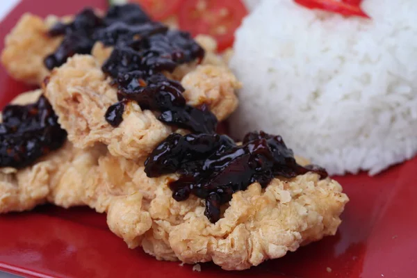 Ayam Goreng Dan Nasi Atas Piring Merah Dengan Rasa Pedas — Stok Foto