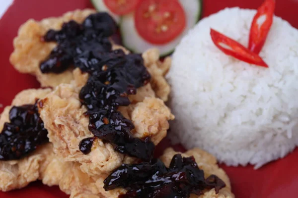 Gebratenes Huhn Und Reis Auf Einem Roten Teller Mit Schwarzem — Stockfoto