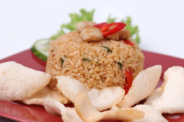 Hidangan Indonesia Nasi Goreng Nasi Goreng Disajikan Kerupuk Udang Piring — Stok Foto