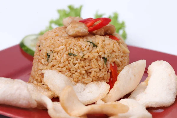 Индонезийское Блюдо Жареный Рис Nasi Goreng Подается Креветки Красной Тарелке — стоковое фото