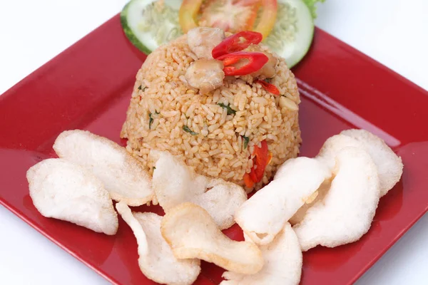 Hidangan Indonesia Nasi Goreng Nasi Goreng Disajikan Kerupuk Udang Piring — Stok Foto