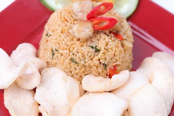 Hidangan Indonesia Nasi Goreng Nasi Goreng Disajikan Kerupuk Udang Piring — Stok Foto