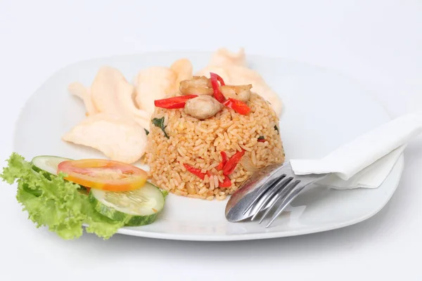 印尼菜 Nasi Goreng 用白底分离的白盘上的虾仁饼干 — 图库照片