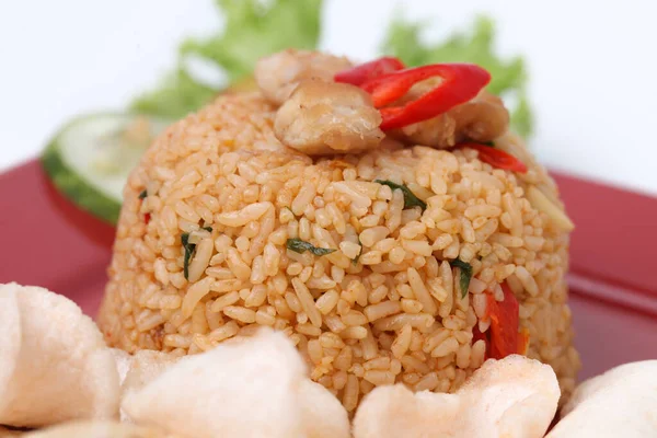 Индонезийское Блюдо Жареный Рис Nasi Goreng Подается Креветки Белой Тарелке — стоковое фото