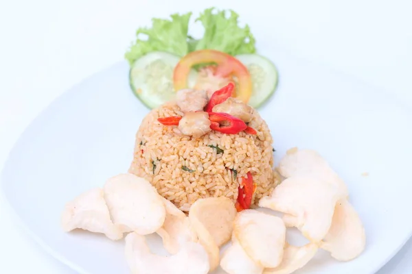 Индонезийское Блюдо Жареный Рис Nasi Goreng Подается Креветки Белой Тарелке — стоковое фото