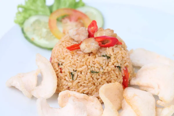 Hidangan Indonesia Nasi Goreng Nasi Goreng Disajikan Kerupuk Udang Piring — Stok Foto