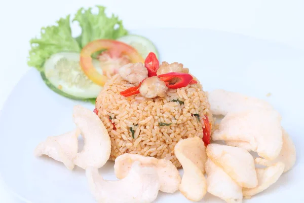 Hidangan Indonesia Nasi Goreng Nasi Goreng Disajikan Kerupuk Udang Piring — Stok Foto