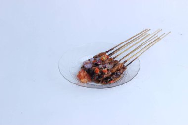 Sate Kambing kuzu satayıdır ve Endonezya 'dan gelen geleneksel yiyecekler beyaz arka planda izole edilmiştir.