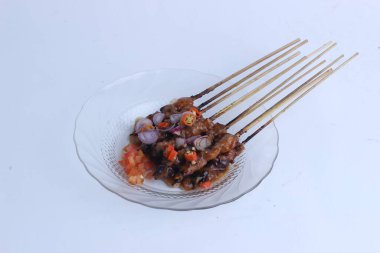 Sate Kambing kuzu satayıdır ve Endonezya 'dan gelen geleneksel yiyecekler beyaz arka planda izole edilmiştir.