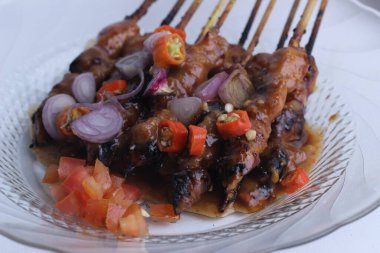 Sate Kambing kuzu satayıdır ve Endonezya 'dan gelen geleneksel yiyecekler beyaz arka planda izole edilmiştir.