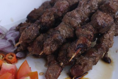 Sate Kambing kuzu satayıdır ve Endonezya 'dan gelen geleneksel yiyecekler beyaz arka planda izole edilmiştir.