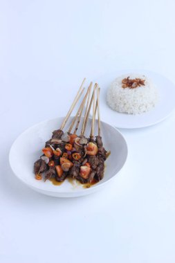 Sate Kambing kuzu satayıdır ve Endonezya 'dan gelen geleneksel yiyecekler beyaz arka planda izole edilmiştir.