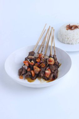 Sate Kambing kuzu satayıdır ve Endonezya 'dan gelen geleneksel yiyecekler beyaz arka planda izole edilmiştir.