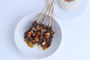 Sate Kambing kuzu satayıdır ve Endonezya 'dan gelen geleneksel yiyecekler beyaz arka planda izole edilmiştir.