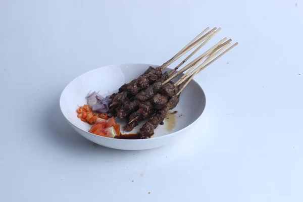 カンビング Sate Kambing 白地に隔離されたインドネシアの子羊のサテと伝統的な食べ物です — ストック写真