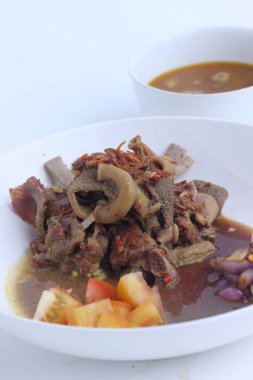 Beyaz arka planda izole edilmiş köri keçisi (gulai kambing)