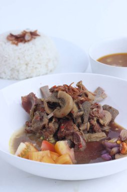 Beyaz arka planda izole edilmiş köri keçisi (gulai kambing)