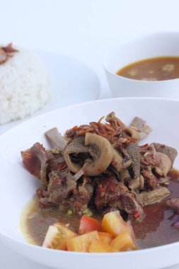 Beyaz arka planda izole edilmiş köri keçisi (gulai kambing)