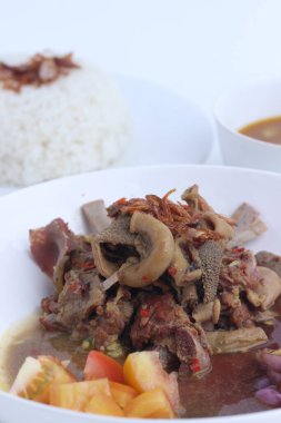 Beyaz arka planda izole edilmiş köri keçisi (gulai kambing)