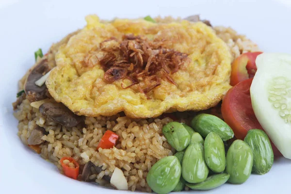 Nasi Goreng Nasi Dengan Pete Dan Telur Yang Dihias Dengan — Stok Foto