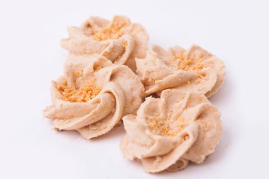 Sagu keju ya da peynirli sago kurabiyesi, Endonezya kurabiyeleri, genellikle beyaz sırt çantasına izole edilmiş durin bayramı servis edilir.