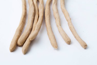 Grissini (İnce Ekmek Çubukları) beyaz arkaplanda izole edildi