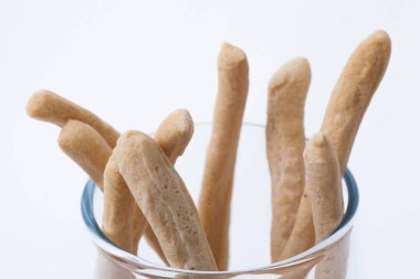 Grissini (İnce Ekmek Çubukları) beyaz arkaplanda izole edildi