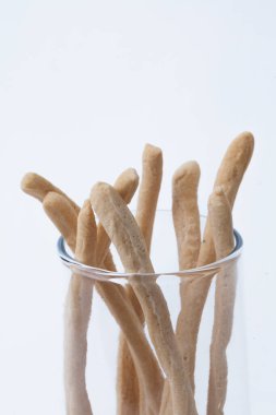 Grissini (İnce Ekmek Çubukları) beyaz arkaplanda izole edildi