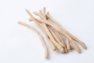 Grissini (İnce Ekmek Çubukları) beyaz arkaplanda izole edildi