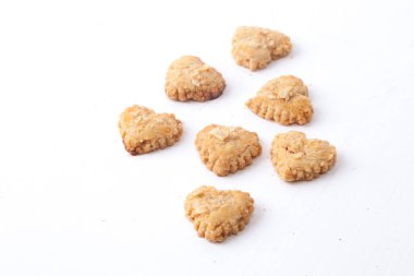 Endonezya 'da atıştırmalık Melinjo Kurabiyeleri beyaz arka planda izole edildi