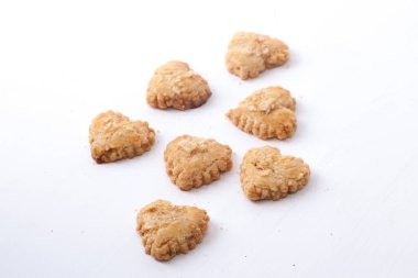 Endonezya 'da atıştırmalık Melinjo Kurabiyeleri beyaz arka planda izole edildi