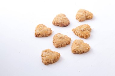 Endonezya 'da atıştırmalık Melinjo Kurabiyeleri beyaz arka planda izole edildi