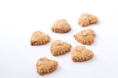 Endonezya 'da atıştırmalık Melinjo Kurabiyeleri beyaz arka planda izole edildi