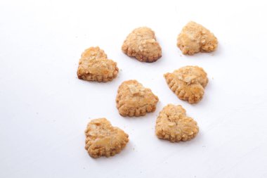 Endonezya 'da atıştırmalık Melinjo Kurabiyeleri beyaz arka planda izole edildi