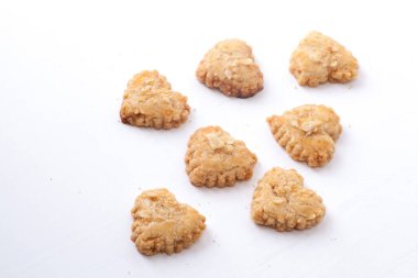 Endonezya 'da atıştırmalık Melinjo Kurabiyeleri beyaz arka planda izole edildi