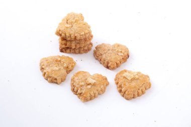 Endonezya 'da atıştırmalık Melinjo Kurabiyeleri beyaz arka planda izole edildi