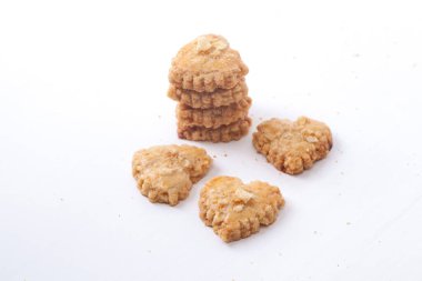 Endonezya 'da atıştırmalık Melinjo Kurabiyeleri beyaz arka planda izole edildi