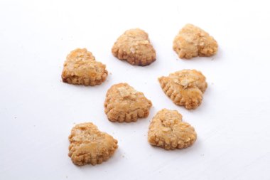 Endonezya 'da atıştırmalık Melinjo Kurabiyeleri beyaz arka planda izole edildi