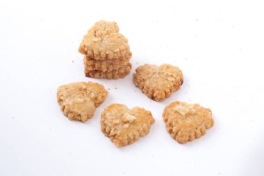 Endonezya 'da atıştırmalık Melinjo Kurabiyeleri beyaz arka planda izole edildi