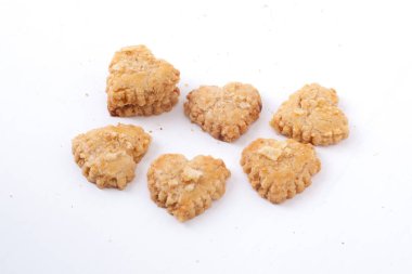 Endonezya 'da atıştırmalık Melinjo Kurabiyeleri beyaz arka planda izole edildi