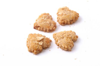 Endonezya 'da atıştırmalık Melinjo Kurabiyeleri beyaz arka planda izole edildi