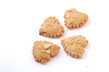 Endonezya 'da atıştırmalık Melinjo Kurabiyeleri beyaz arka planda izole edildi