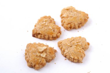 Endonezya 'da atıştırmalık Melinjo Kurabiyeleri beyaz arka planda izole edildi