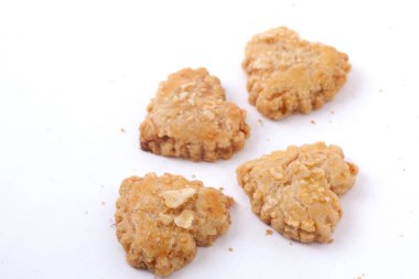 Endonezya 'da atıştırmalık Melinjo Kurabiyeleri beyaz arka planda izole edildi