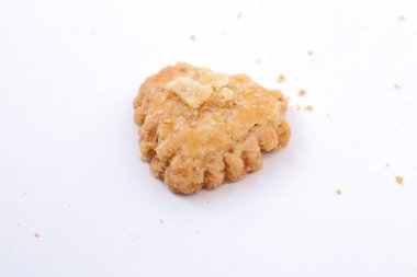 Endonezya 'da atıştırmalık Melinjo Kurabiyeleri beyaz arka planda izole edildi