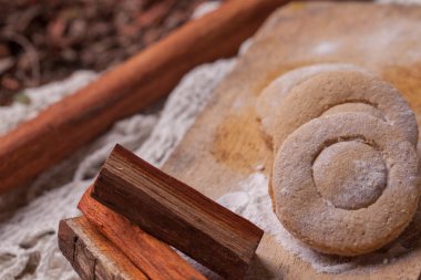 Tahta üzerinde hindistan cevizli bisküviler..