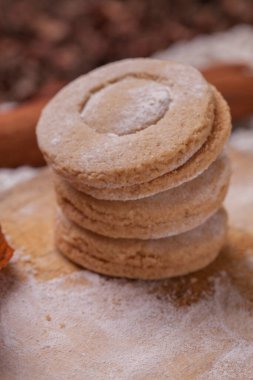 Tahta üzerinde hindistan cevizli bisküviler..