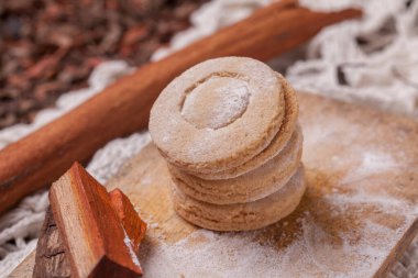 Tahta üzerinde hindistan cevizli bisküviler..