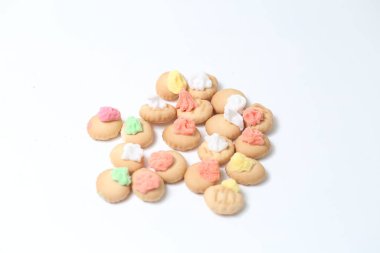 Beyaz arka planda göbek deliği buzlu mücevher bisküvileri