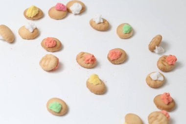 Beyaz arka planda göbek deliği buzlu mücevher bisküvileri